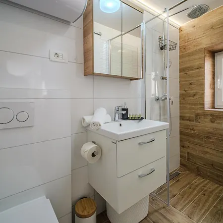 Apple Apartment Split