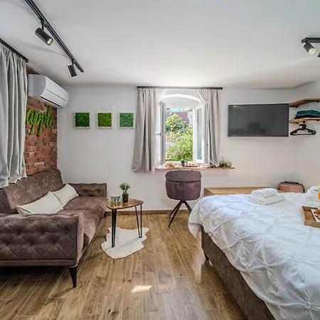 Apple Apartment Split