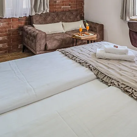 Apple Apartment Split